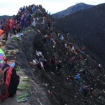 Warga Tengger melarung hasil bumi ke kawah Bromo pada Yadnya Kasada-1685966984