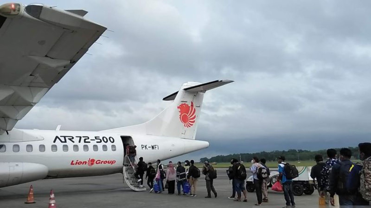 Penumpang antre untuk memasuki pesawat ATR-72 Wings Air di Bandaran Sepinggan, Balikpapan untuk tujuan Berau. Pesawat sejenis juga akan digunakan untuk melayani rute Balikpapan-Melak mulai pertengahan Juni 2023 ini. ANTARA/novi abdi