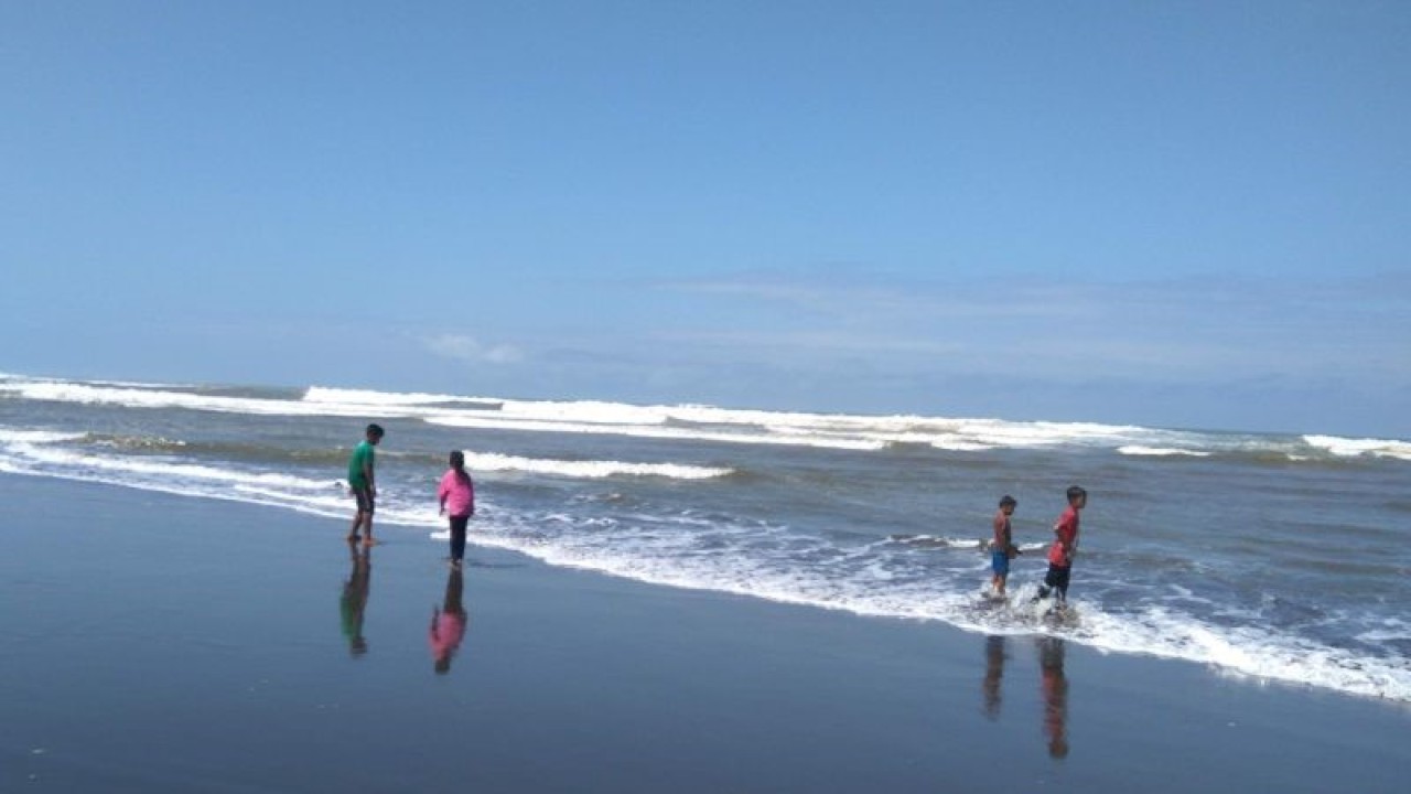 Wisatawan bermain air di Pantai Sodong, Desa Karangbenda, Kecamatan Adipala, Kabupaten Cilacap, Jawa Tengah. ANTARA/Sumarwoto