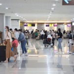 Wisatawan mancanegara saat tiba di Bandara Internasional I Gusti Ngurah Rai, Bali. ANTARA/HO-PT AP I (Persero).-1687855585