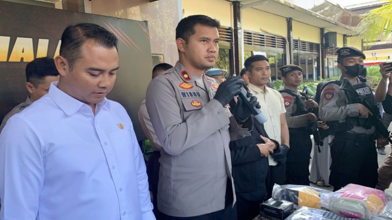 Wakapolres Malang Kompol  Wisnu S Kuncoro (tengah) pada saat memberikan keterangan kepada media terkait kasus pembunuhan berencana, di Kabupaten Malang, Jawa Timur, Kamis (8/6/2023). ANTARA/Vicki Febrianto