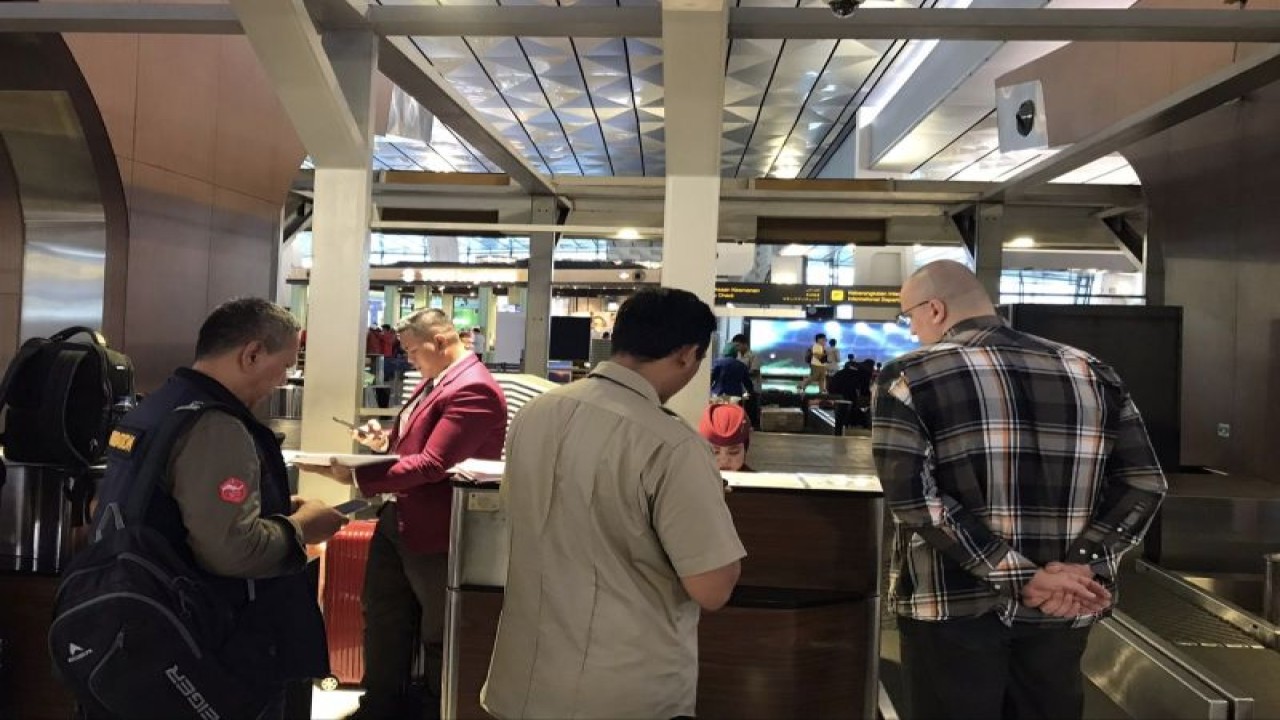 Petugas Imigrasi mendeportasi WNA asal Slovakia di Bandara Internasional Soekarno-Hatta. ANTARA/HO-Kantor Imigrasi Bandung.
