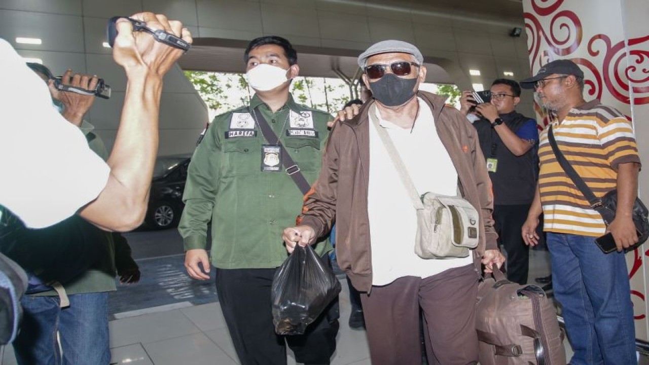 Petugas Kanwilkumham Jatim deportasi WNA Singapura berinisial MB (berkacamata) melalui Bandara Internasional Juanda Surabaya di Sidoarjo, Kamis (22/6/2023). ANTARA/HO Kanwilkumham Jatim