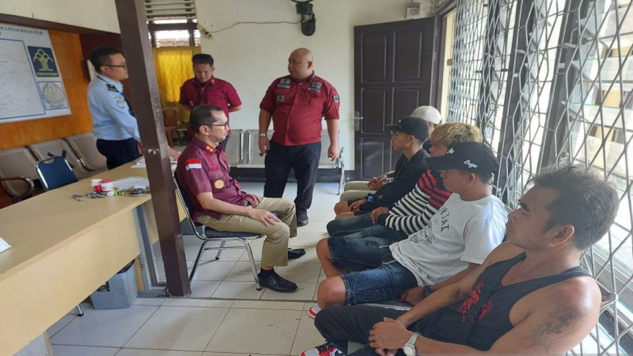 Petugas imigrasi Singkawang menasehti kelima WNI yang diamankan masing-masing berinisial LF, FH, M, A dan K yang diketahui akan memasuki Malaysia melalui perbatasan secara ilegal (Rudi)