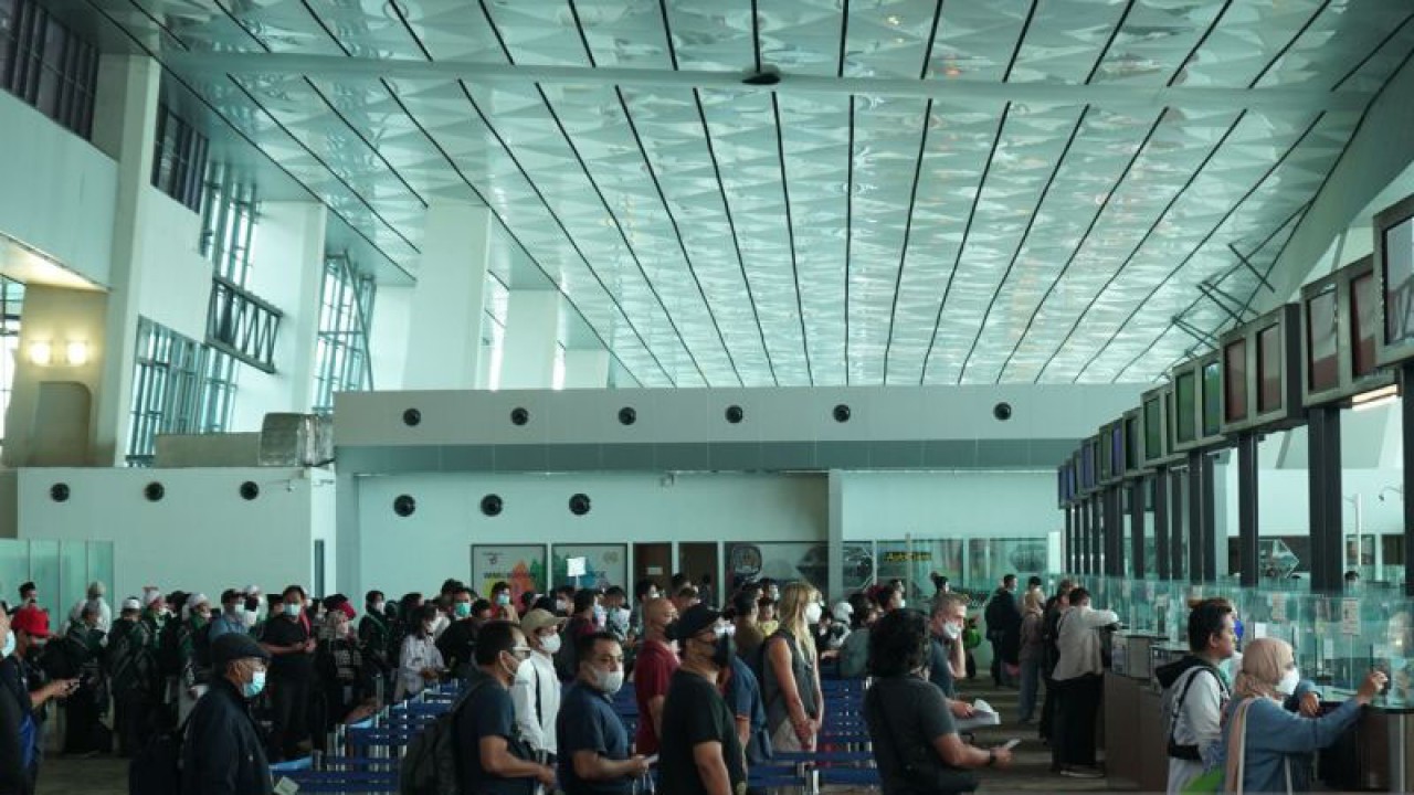 Sejumlah calon penumpang penerbangan warga negara Indonesia (WNI) saat mengatre untuk melakukan pemeriksaan Keimigrasian di Terminal Internasional Bandara Soetta. (Azmi)