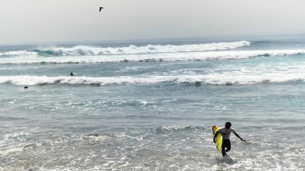 Atlet selancar yang mengikuti event WSL Krui pro 2023. (ANTARA/Riadi Gunawan)