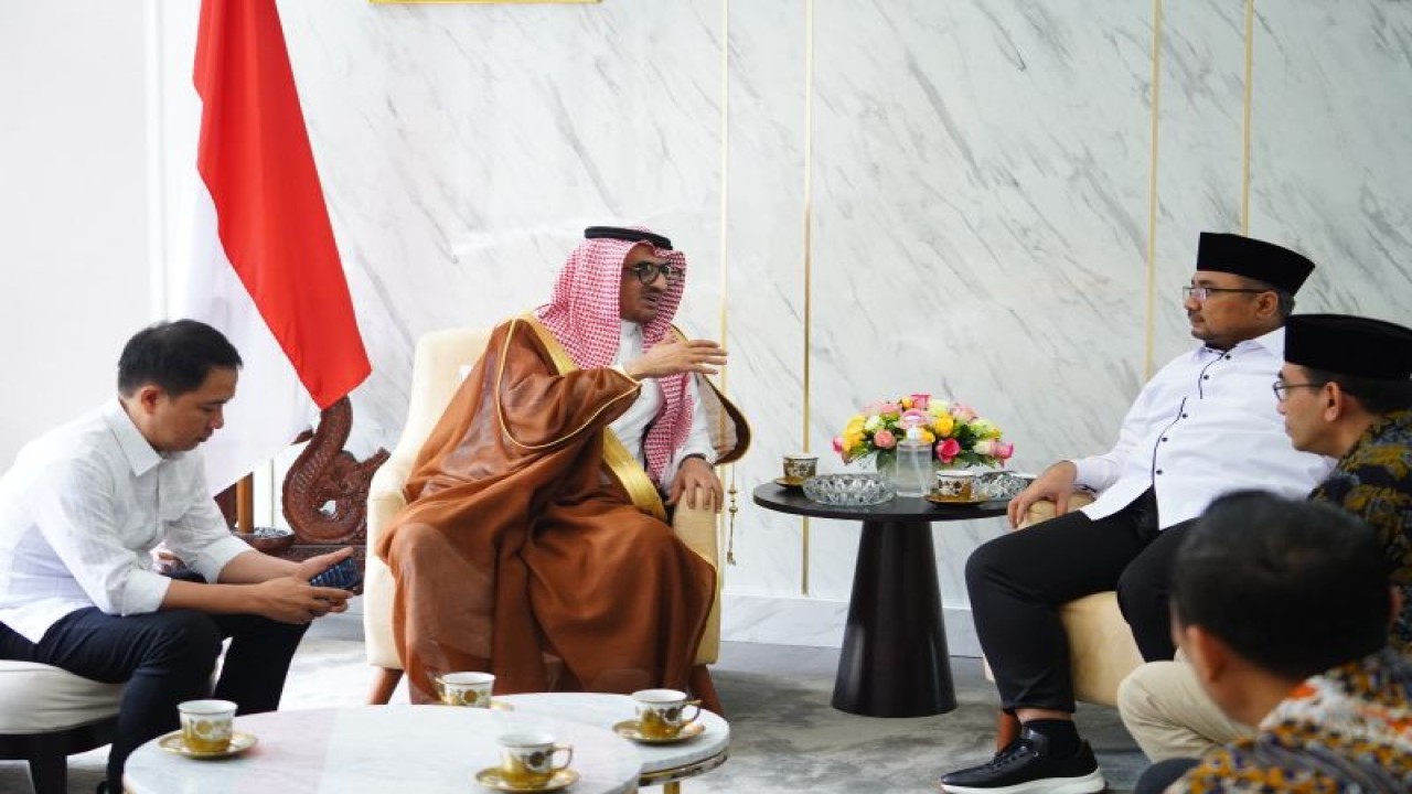 Menteri Agama Yaqut Cholil Qoumas saat menerima kunjungan kerja Duta Besar Arab Saudi untuk Indonesia Faisal bin Abdullah Al-Amudi di Jakarta, Rabu (14/6/2023). (ANTARA/HO-Kemenag)