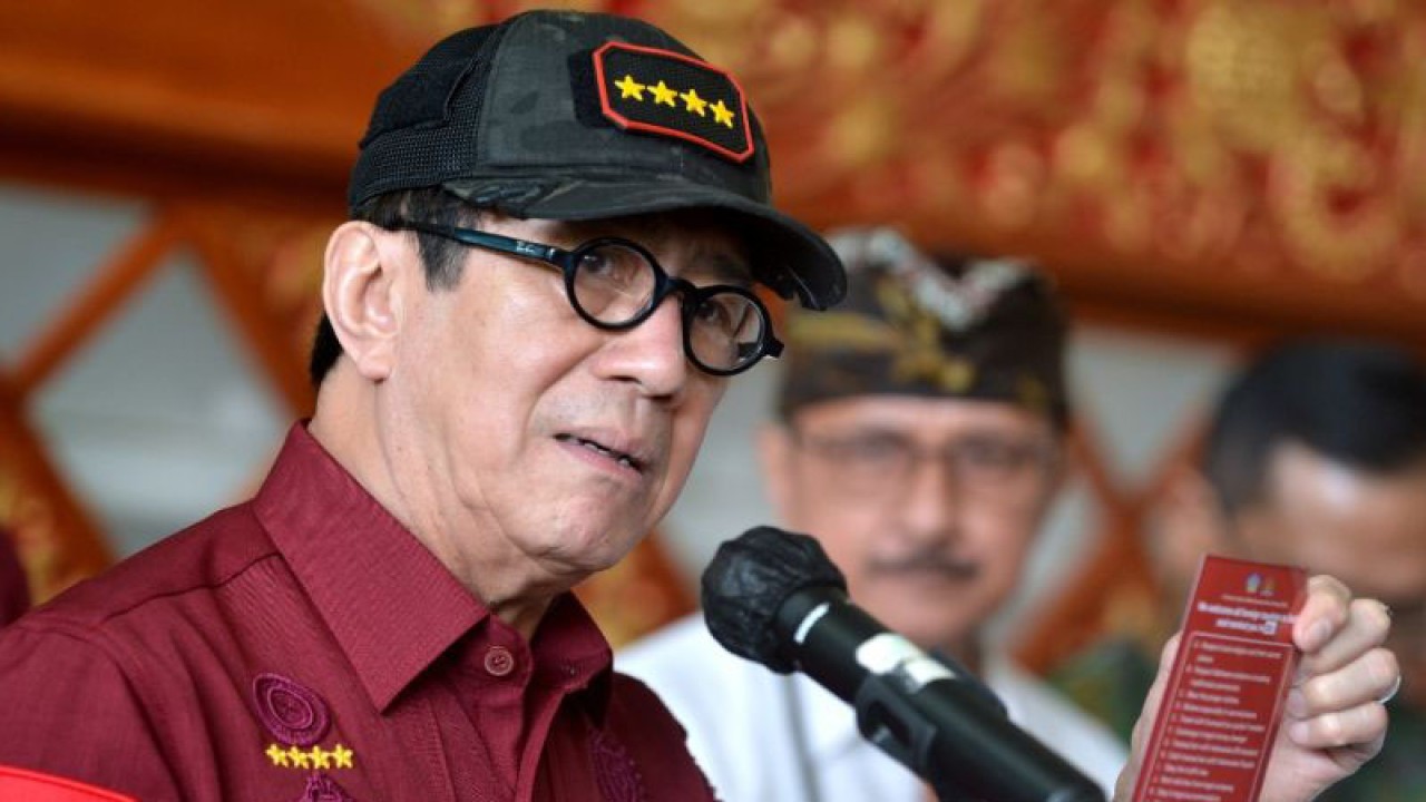 Menteri Hukum dan Hak Asasi Manusia (Menkumham) Yasonna Laoly memberikan keterangan usai meninjau penerapan sosialisasi hal-hal yang diperbolehkan dan dilarang (do's and don'ts) bagi wisatawan mancanegara di Bandara Internasional I Gusti Ngurah Rai, Kabupaten Badung, Bali. ANTARA/Naufal Fikri Yusuf