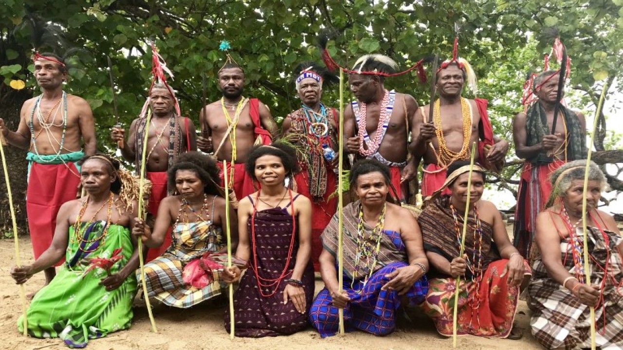 Arsip Foto - Anggota masyarakat adat berfoto bersama seusai acara penyambutan tamu di Kampung Malaumkarta, Distrik Makbon, Kabupaten Sorong, Provinsi Papua Barat Daya. (ANTARA/Virna P Setyorini)