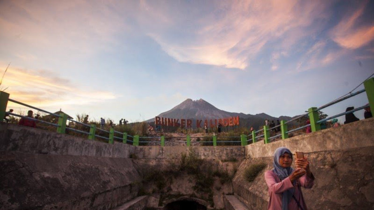 Wisatawan berada di kawasan wisata lereng Gunung Merapi, Bungker Kaliadem, Sleman, DI Yogyakarta. Aktivitas wisata lereng Gunung Merapi saat ini telah kembali normal pasca erupsi freatik Gunung Merapi pada Jumat (11/5). ANTARA FOTO/Andreas Fitri Atmoko/18.