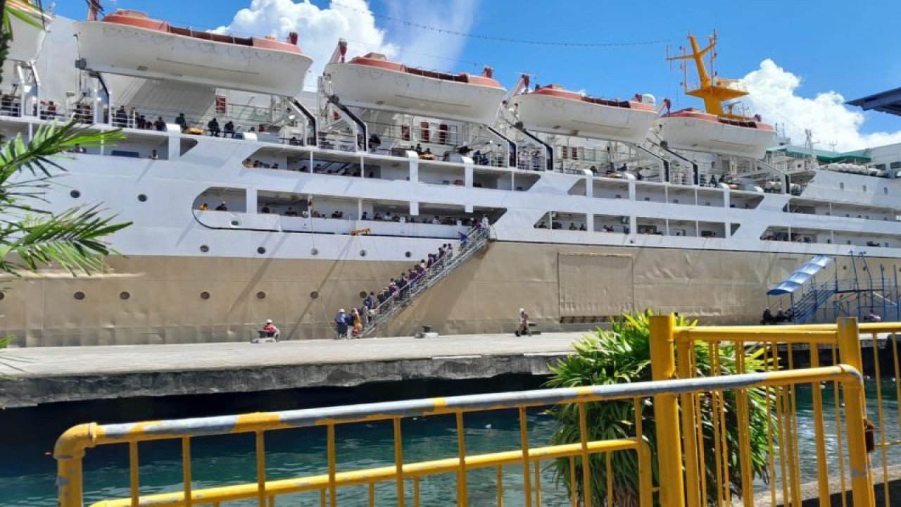 Kapal penumpang sandar di Pelabuhan Yos Sudarso Ambon (ANTARA/John Soplanit)