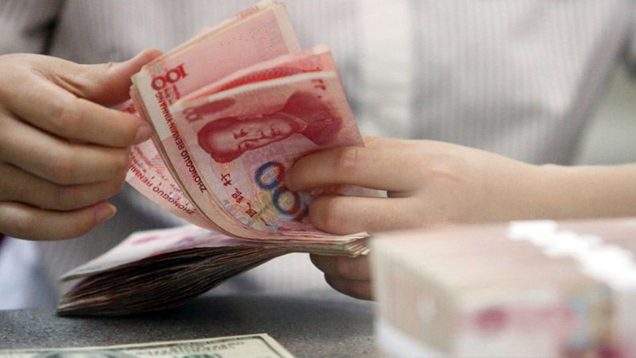 Arsip Foto - Seorang pekerja menghitung mata uang China Renminbi (RMB) di sebuah bank di Linyi, Provinsi Shandong, China timur, Selasa (11/8/2015). ANTARA/Xinhua/Zhang Chunlei/am.