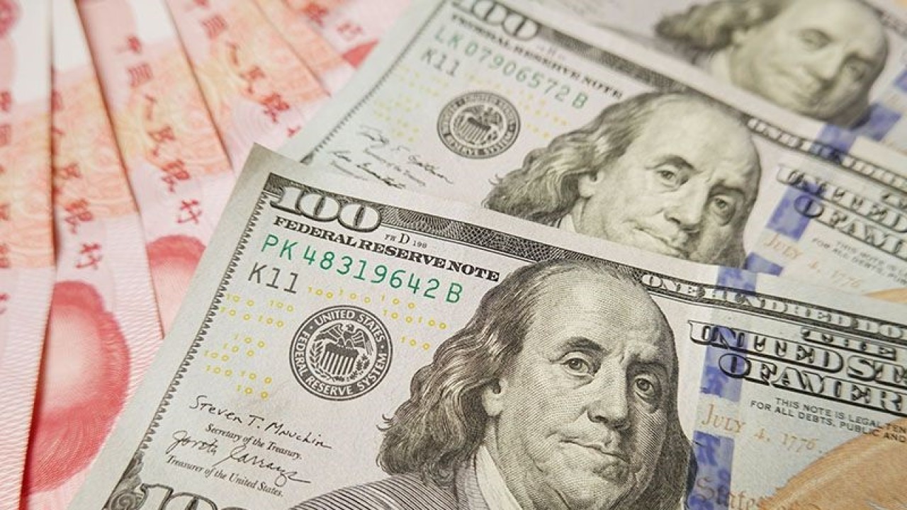 Ilustrasi - Uang kertas 100 dolar AS dan uang kertas 100 yuan RMB China. ANTARA/Sheldon Cooper / SOPA Images/Sip via Reuters Connect/pri.