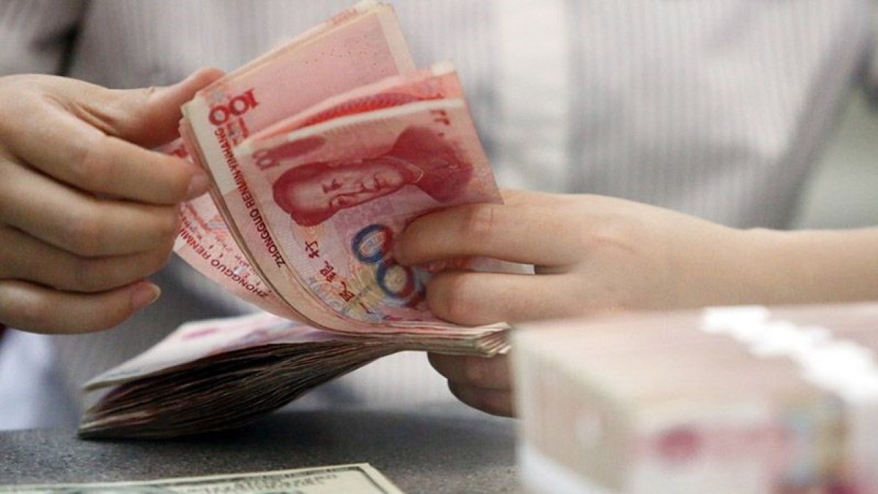 Arsip Foto - Seorang pekerja menghitung mata uang China Renminbi (RMB) di sebuah bank di Linyi, Provinsi Shandong, China timur, Selasa (11/8/2015). ANTARA/Xinhua/Zhang Chunlei/am.