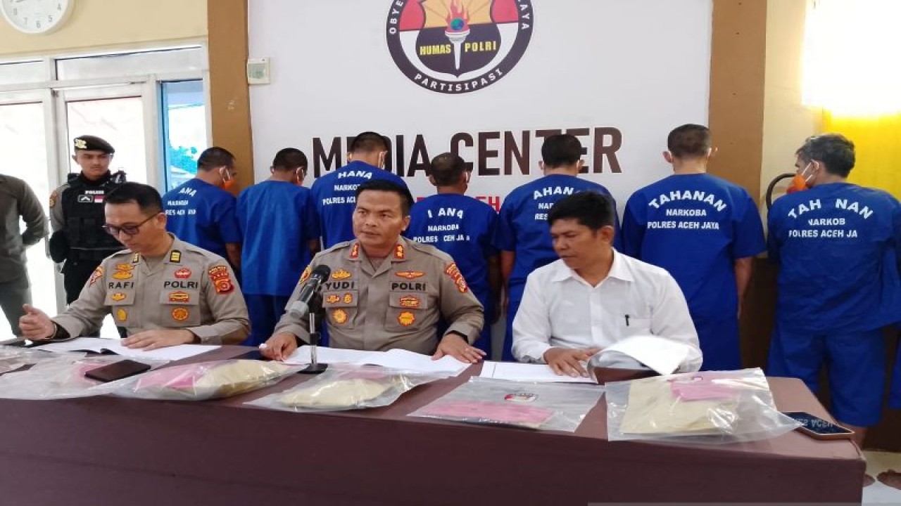 Polres Aceh Jaya saat menggelar konferensi pers terkait penangkapan delapan orang terduga pelaku tindak pidana narkotika jenis sabu dan ganja di wilayah kabupaten Aceh Jaya, Jumat (9/6/2023) (ANTARA/HO)