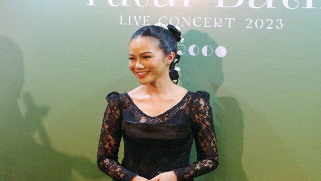 Penyanyi Yura Yunita pada jumpa pers di Jakarta, Selasa (6/6). (ANTARA/Pamela Sakina)