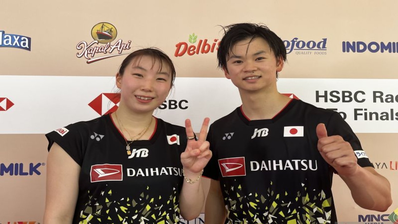 Pasangan ganda campuran Jepang Yuta Watanabe/Arisa Higashino berfoto usai melakukan wawancara bersama awak media di Istora Senayan Jakarta, Jumat (16/6/2023). (ANTARA/Arnidhya Nur Zhafira)
