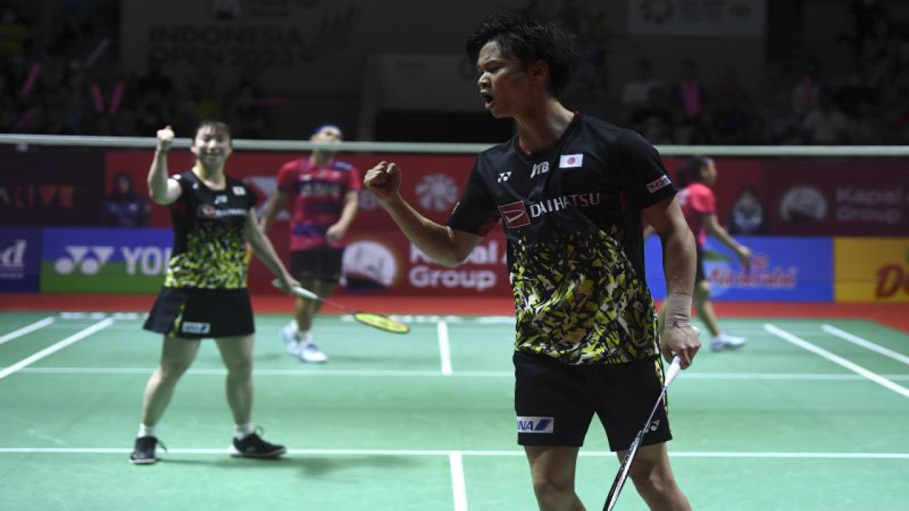 Ekspresi dari pebulu tangkis ganda campuran Jepang Yuta Watanabe (kanan) dan Arisa Higasino (kiri) usai berhasil mengembalikan kok ke arah lawannya pebulu tangkis ganda campuran Indonesia Rinov Rivaldy dan Pitha Haningtyas Mentari dalam babak perempat final turnamen Indonesia Open 2023 di Istora Senayan, Jakarta, Jumat (16/6/2023). ANTARA FOTO/M Risyal Hidayat/tom.