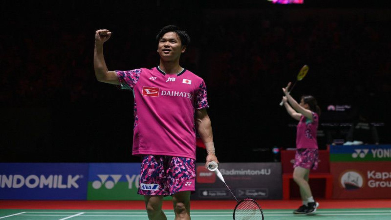 Pebulu tangkis ganda campuran Jepang Yuta Watanabe (kiri) dan Arisa Higashi (kanan) berselebrasi usai mengalahkan ganda campuran Hong Kong Tang Chun Man dan Tse Ying Suet dalam semifinal Indonesia Open 2023 di Istora Senayan, Jakarta, Sabtu (17/6/2023). Yuta Watanabe dan Arisa Higashi menang rubber gim (22-20, 11-21, 21-16) sehingga melaju ke babak final. ANTARA FOTO/Aditya Pradana Putra/tom.