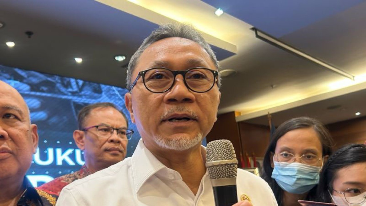 Menteri Perdagangan (Mendag) Zulkifli Hasan usai peluncuran buku "Kerja Bantu Rakyat" di Kantor Kementerian Perdagangan di Jakarta, Kamis (15/6/2023). (ANTARA/Maria Cicilia Galuh)