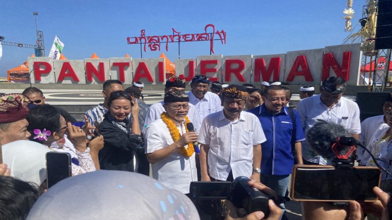 Menteri Perdagangan (Mendag) Zulkifli Hasan (Zulhas) saat membuka Bhinneka Culture Festival Pantai Jerman, di Badung, Bali, Jumat (23/6/2026). ANTARA/Ni Putu Putri Muliantari