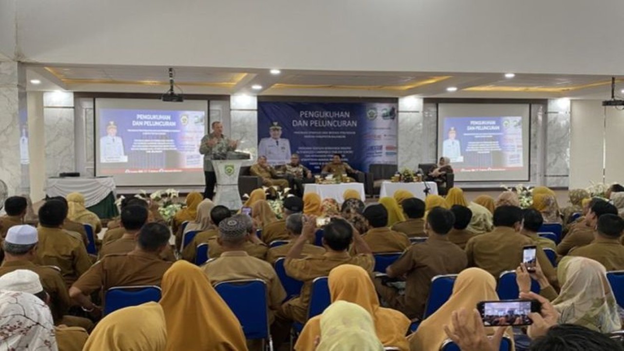Pemkab Balangan saat melaksanakan pengukuhan dan peluncuran program sekolah berbahasa Inggris yang bekerjasama dengan Briton English Education di Balangan, Selasa (4/7/2023). ANTARA/erde