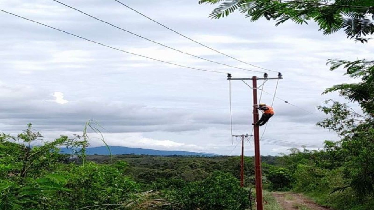 Petugas PLN Sumut melistriki warga desa di Kawasan 3T (terdepan, terluar dan tertinggal) di Provinsi Sumatera Utara tahun 2023. (ANTARA /H0- Humas PLN UID Sumut).