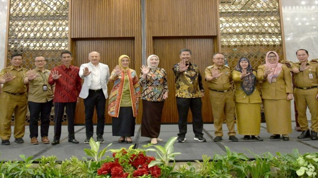 Ketua TP PKK Jawa Barat Atalia Praratya Ridwan Kamil (tengah) pada acara Pelaksanaan Penilaian Kinerja 8 Aksi Konvergensi Penurunan Stunting Tahun 2023 di Mason Pane Hotel, Kabupaten Bandung Barat. (ANTARA/HO-Humas Pemda Jabar)