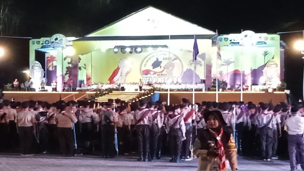 Kemeriahan pembuka Kemah Bela Negara 2023 yang diikuti Kwartir Pramuka se-Indonesia di Kiram Park, Kabupaten Banjar, Kalsel, pada Senin. (ANTARA/Sukarli)