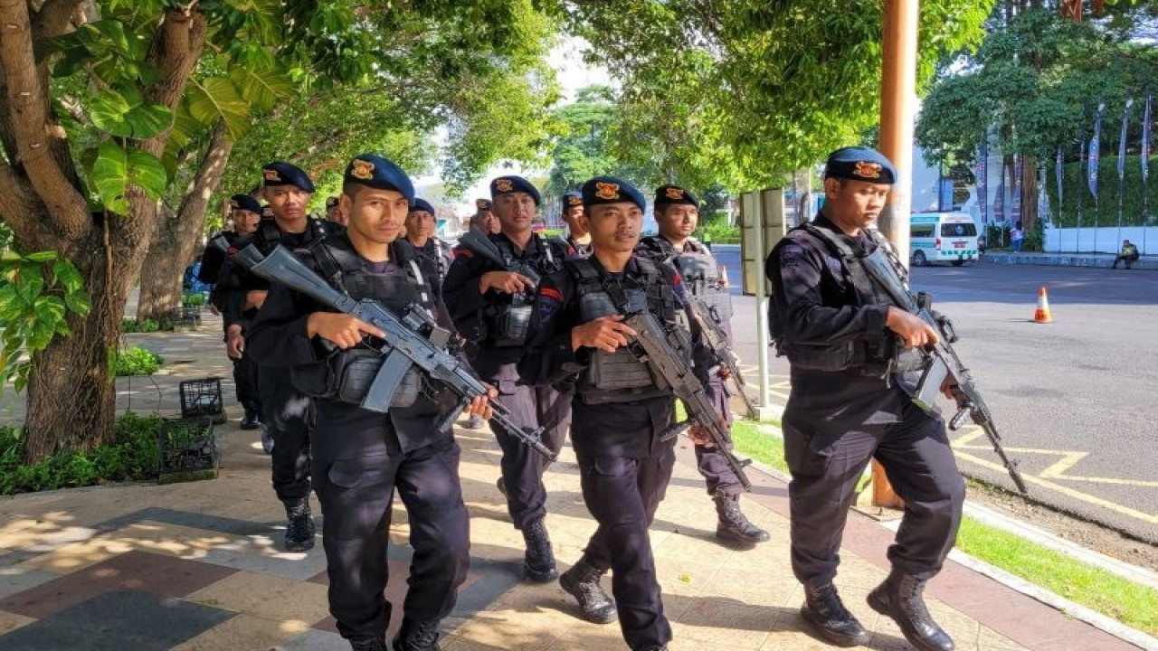 Satuan Brimob Polda Jatim patroli untuk pengamanan kunjungan kerja Ibu Negara Iriana dan Wury Estu di sekitar Pendopo Kabupaten Banyuwangi, Jawa Timur, Selasa (25/7/2023). (ANTARA/Novi Husdinariyanto)