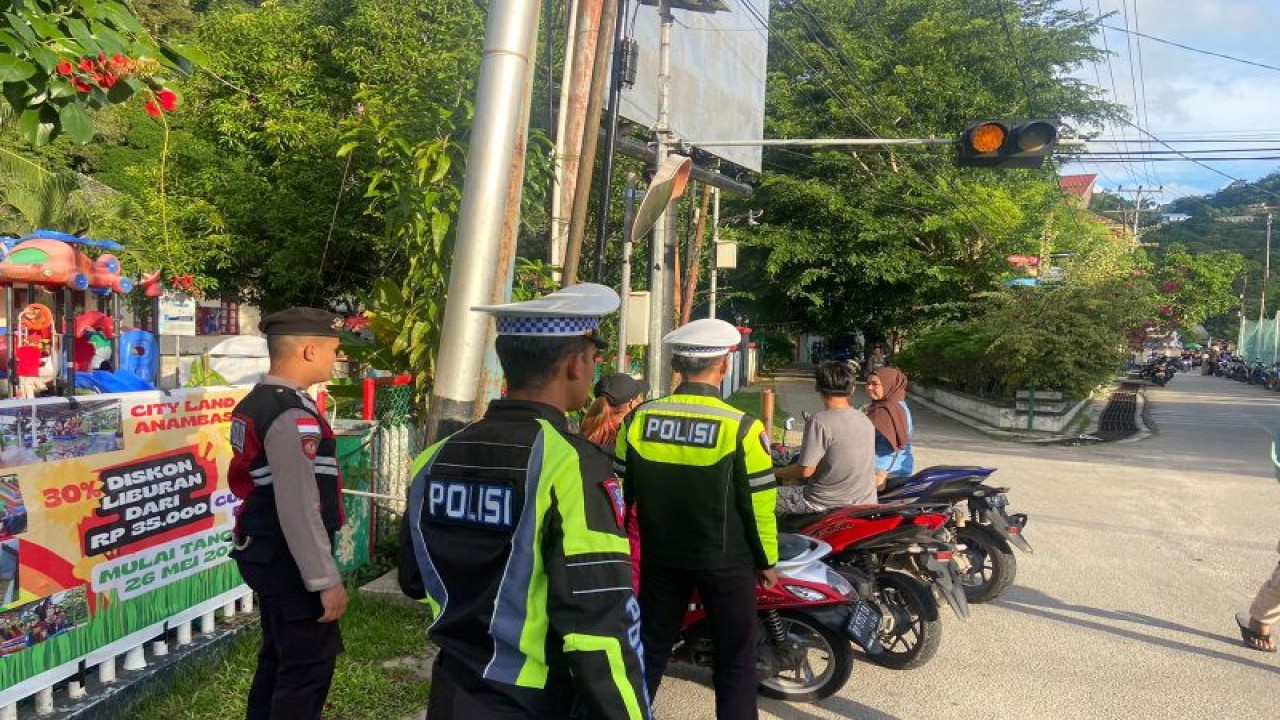 Petugas kepolisian saat melakukan penindakan kepada pelanggar kendaraan bermotor pada saat operasi patuh (ANTARA/HO-Humas Polda Kepri)