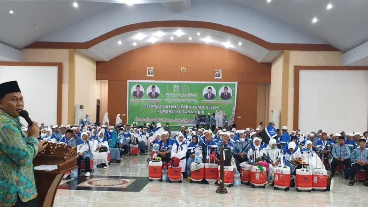 Kakanwil Kemenag Provinsi Sumut H. Ahmad  Qosbi Nasution (berdiri) saat menyambut kedatangan jamaah haji kloter 16 di Asrama Haji Medan.  (ANTARA /H0- Humas PPIH Medan).