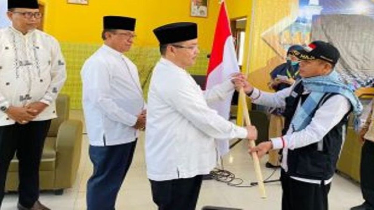 Kepala Kantor Wilayah Kementerian Agama Provinsi Riau Mahyudin saat menymabut kedatangan jamaah haji asal Kabupaten Indragiri Hilir dan Kota Pekanbaru. (ANTARA/HO-Humas Kemenag Riau)