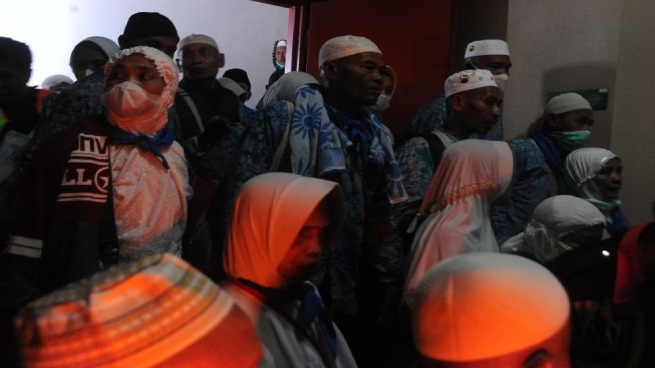 Kedatangan jamaah haji kloter Debarkasi Palembang di Bandara Sultan Mahmud Badaruddin (SMB) II, Kamis (7/6/2023). (ANTARA/Ahmad Rafli Baiduri)