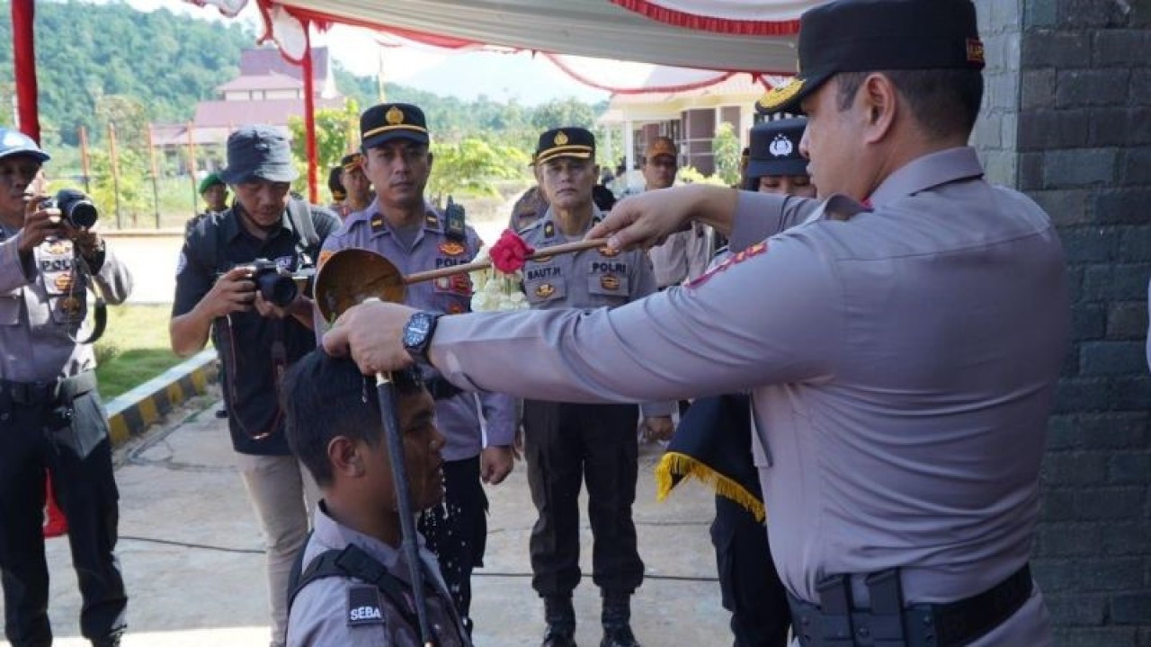 Kapolda Kalbar Irjen Pol Pipit Rismanto, secara resmi membuka pendidikan pembentukan bintara Polri gelombang II tahun anggaran 2023 di lapangan upacara SPN Polda Kalbar Sagatani Singkawang, Selasa. ANTARA.