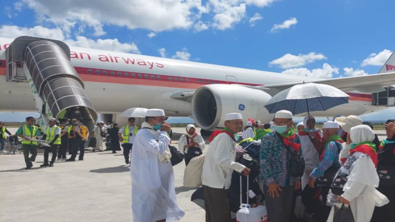Jamaah haji asal Lombok Tengah tiba di Bandar Udara Internasional Lombok di Kabupaten Lombok Tengah, Provinsi Nusa Tenggara Barat, Kamis (20/7/2023) (ANTARA/HO Humas Bandara Lombok)