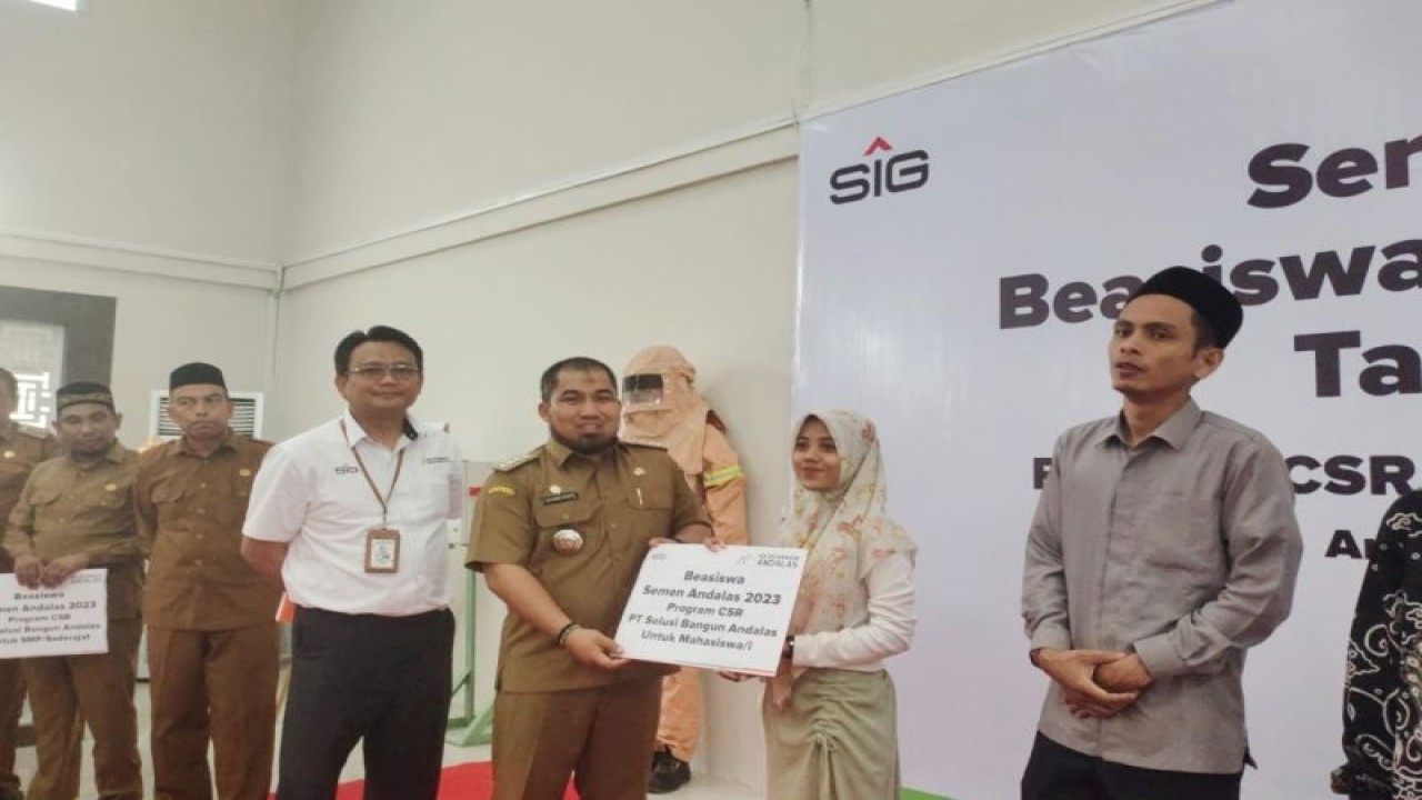 Pj Bupati Aceh Besar, Bapak Muhammad Iswanto menyerahkan beasiswa Semen Andalas 2023 secara simbolis kepada perwakilan mahasiswi di Andalas Hall, Senin (17/7/2023). ANTARA/ HO-Humas SBA