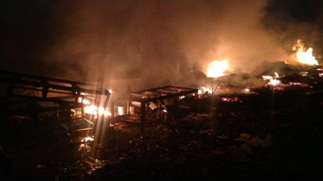Kebakaran kantor pabrik mebel di Jalan Benda Raya RT 03/RW 8, Kamal, Kalideres, Minggu (30/7/2023) malam. ANTARA/HO-Sudin Gulkarmat Jakbar