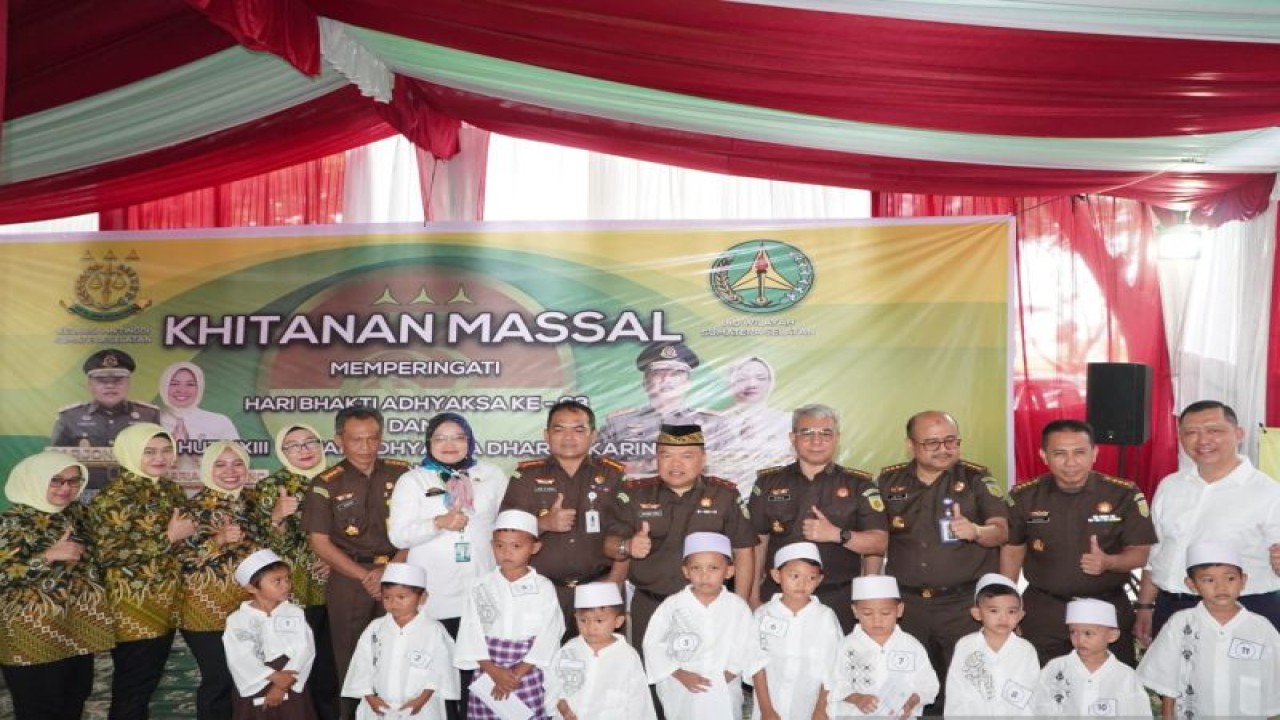 Kepala Kejaksaan Tinggi Sumatera Selatan Sarjono Turin membuka khitanan massal memperingati Hari Bakti Adyaksa ke-63 tahundi Palembang, Rabu (5/7/2023) (ANTARA/M Riezko Bima Elko P)