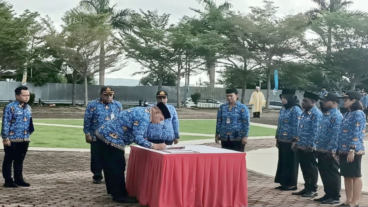 Penjabat Gubernur Papua Barat Paulus Waterpauw menandatangani SK pengangkatan 717 PNS dan 81 PPPK kesehatan pada lingkup pemerintah provinsi di Manokwari, Jumat. (ANTARA/Fransiskus Salu Weking)