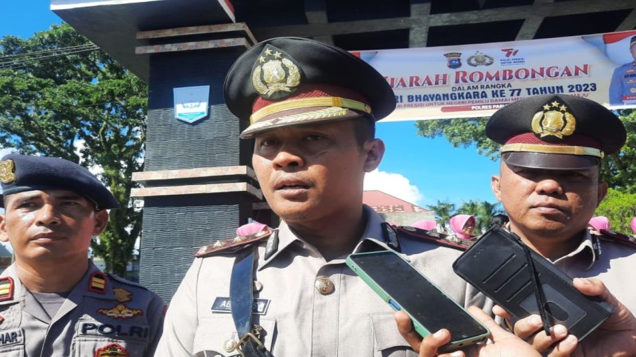 Kapolres Pariaman AKBP Abdul Azis (tengah) (ANTARA/Aadiaat M. S.)