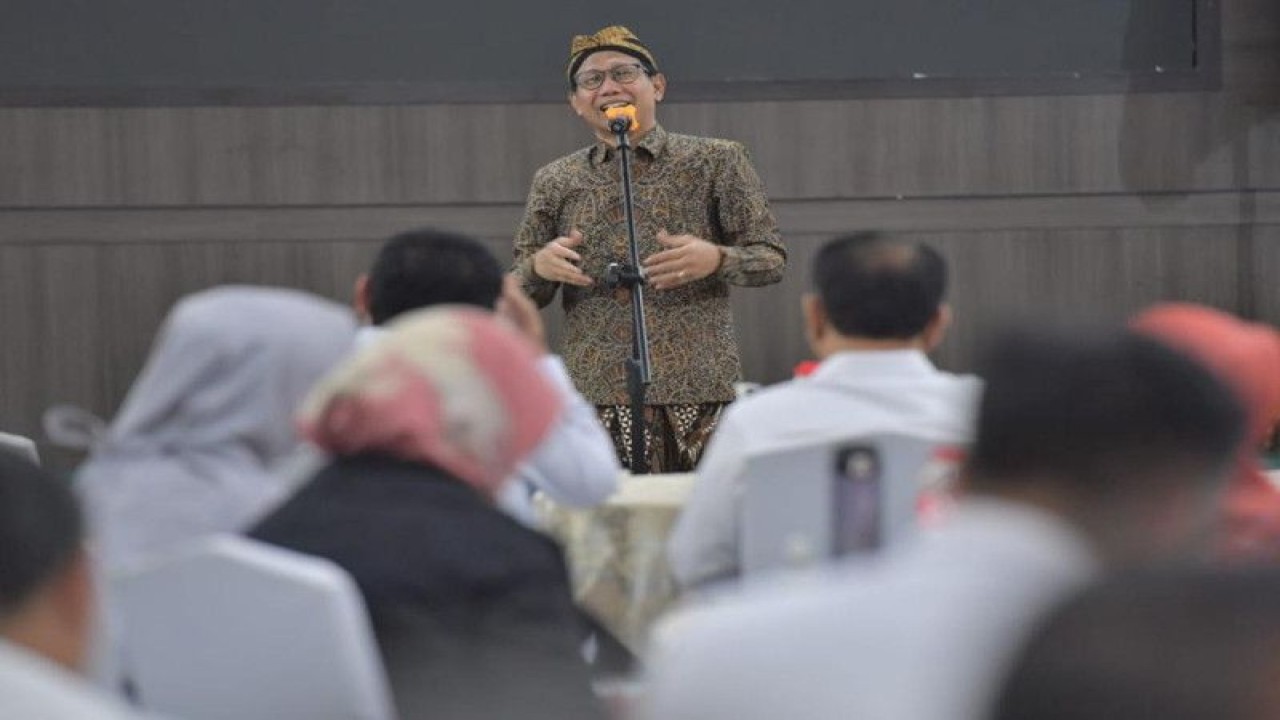 Mendes PDTT Abdul Halim Iskandar saat memberikan sambutan dalam lunch meeting dengan seluruh jajaran pejabat tinggi madya dan pratama di lingkungan Kemendes PDTT di Jakarta, Senin (10/7/2023). (ANTARA/HO-Kemendes PDTT)