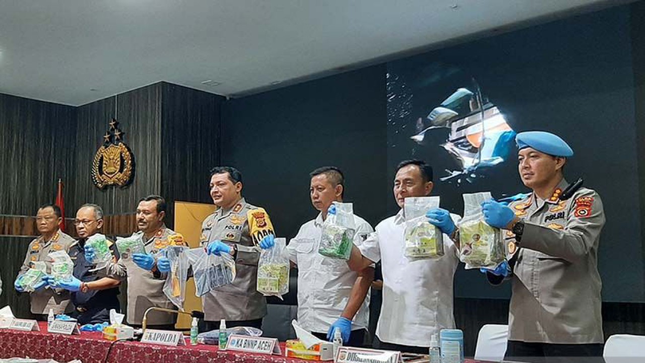 Dokumentasi-Kepala Kanwil DJBC Aceh Safuadi (dua dari kiri) bersama Kapolda Aceh Irjen Pol Ahmad Haydar (tengah) memperlihatkan barang bukti narkoba jenis sabu-sabu di Mapolda Aceh, Banda Aceh, Rabu (12/7/2023). ANTARA/M Haris SA.