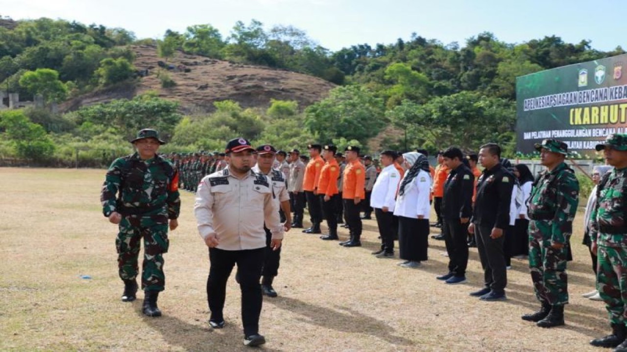 Penjabat Bupati Aceh Besar Muhammad Iswanto meninjau kesiapan pasukan dalam apel kesiapsiagaan penanganan karhutla (ANTARA/HO-Prokopim Setda Kabupaten Aceh Besar)