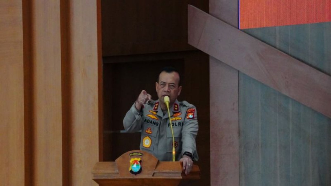 Kapolda Sulbar Inspektur Jenderal Polisi Adang Ginanjar saat menyampaikan kebijakannya di hadapan seluruh pejabat utama dan personel Polda Sulbar, Rabu (26/7). (ANTARA/HO/Humas Polda Sulbar)