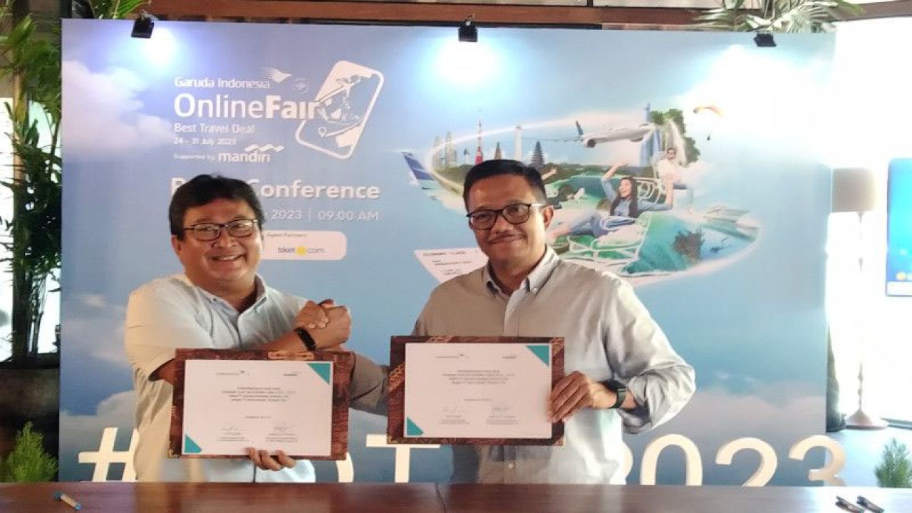 Direktur Layanan dan Niaga Garuda Indonesia Ade R Susardi (kanan) setelah meneken kesepakatan untuk mendukung program Garuda Indonesia Travel Fair (GOTF) 2023 bersama Senior Executive Vice President Micro and Consumer Finance Bank Mandiri Jospehus K Triprakoso di Nusa Dua, Kabupaten Badung, Bali, Selasa (18/7/2023) ANTARA/Dewa Ketut Sudiarta Wiguna