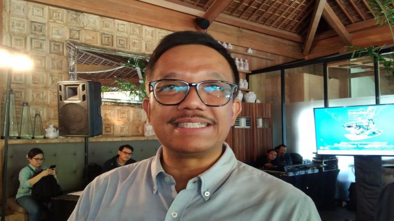 Direktur Layanan dan Niaga Garuda Indonesia Ade R Susardi saat diwawancarai awak media di sela pelaksanaan Garuda Indonesia Online Travel Fair (GOTF) 2023 di Nusa Dua, Kabupaten Badung, Bali, Selasa (18/7/2023) ANTARA/Dewa Ketut Sudiarta Wiguna