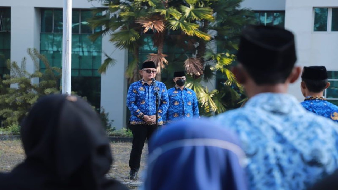Sekretaris Daerah (Sekda) Kabupaten Bandung Barat Ade Zakir tengah memimpin Apel Hari Kesadaran Nasional Bulan Juli Lingkup Sekretariat Daerah Kabupaten Bandung Barat, Senin (17/7/2023). ANTARA/HO-Pemkab Bandung Barat