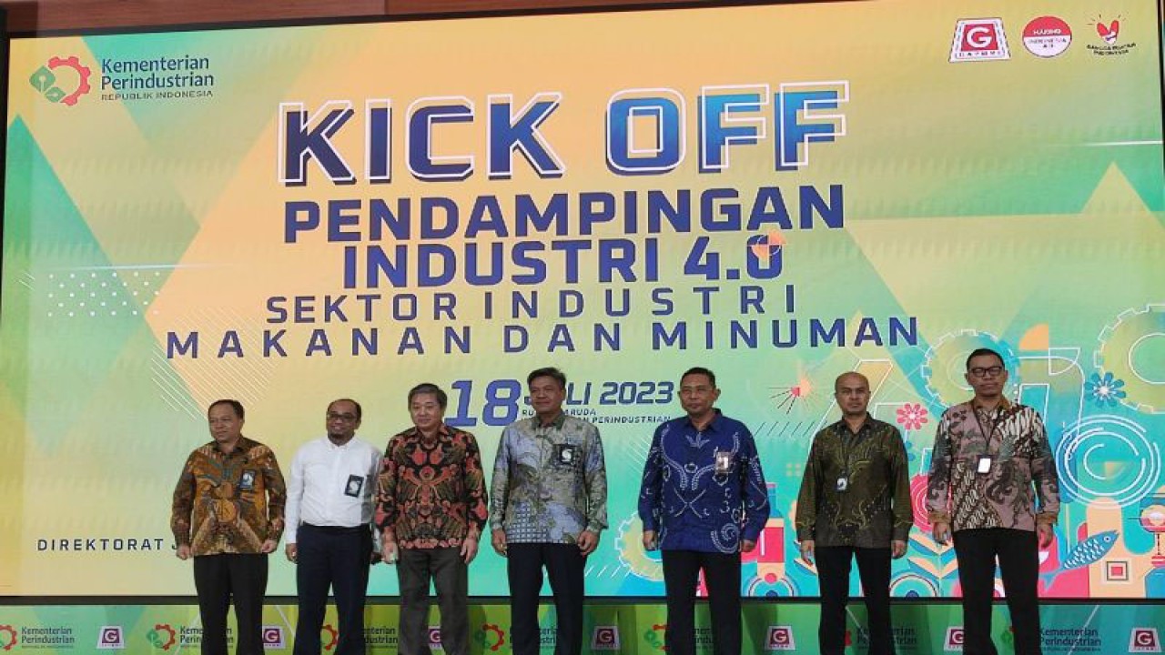 Ketua Umum Gapmmi Adhi S Lukman (ketiga kiri) bersama Direktur Jenderal Industri Agro Kemenperin Putu Juli Ardika (keempat kiri) dalam Kick Off Pendampingan Industri 4.0 Sektor Industri Makanan dan Minuman di Jakarta, Selasa (18/7/2023). (ANTARA/Ade Irma Junida)
