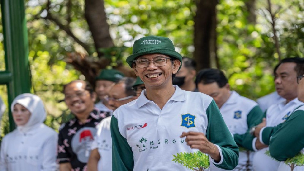 Ketua DPRD Surabaya Adi Sutarwijono saat menghadiri peresmian Kebun Raya Mangrove di Gunung Anyar, Kota Surabaya, Rabu (26/7/2023). (ANTARA/HO-DPRD Surabaya)